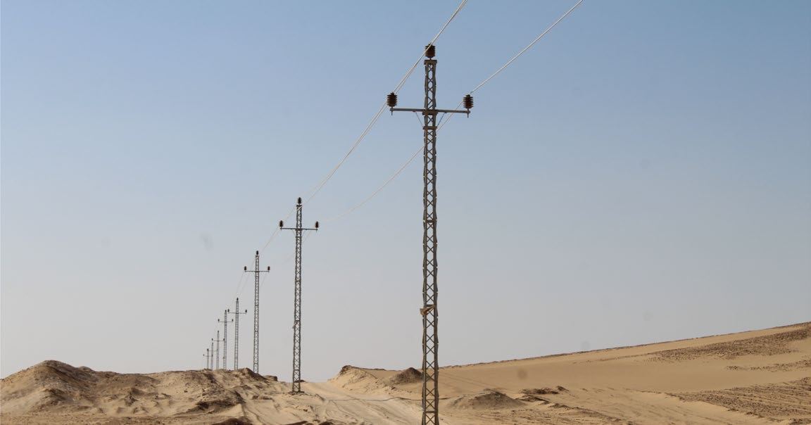 أعمدة نقل جهد متوسط في الصحراء