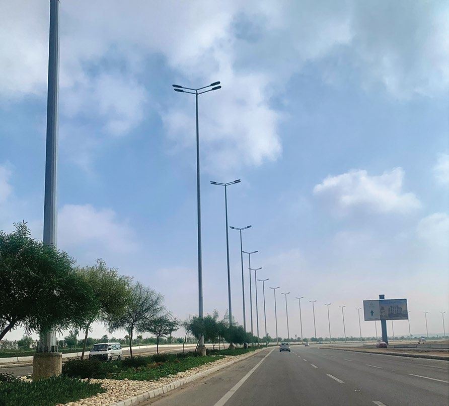 أعمدة إنارة شوارع على طريق سريع